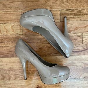 Nude patent leather pumps